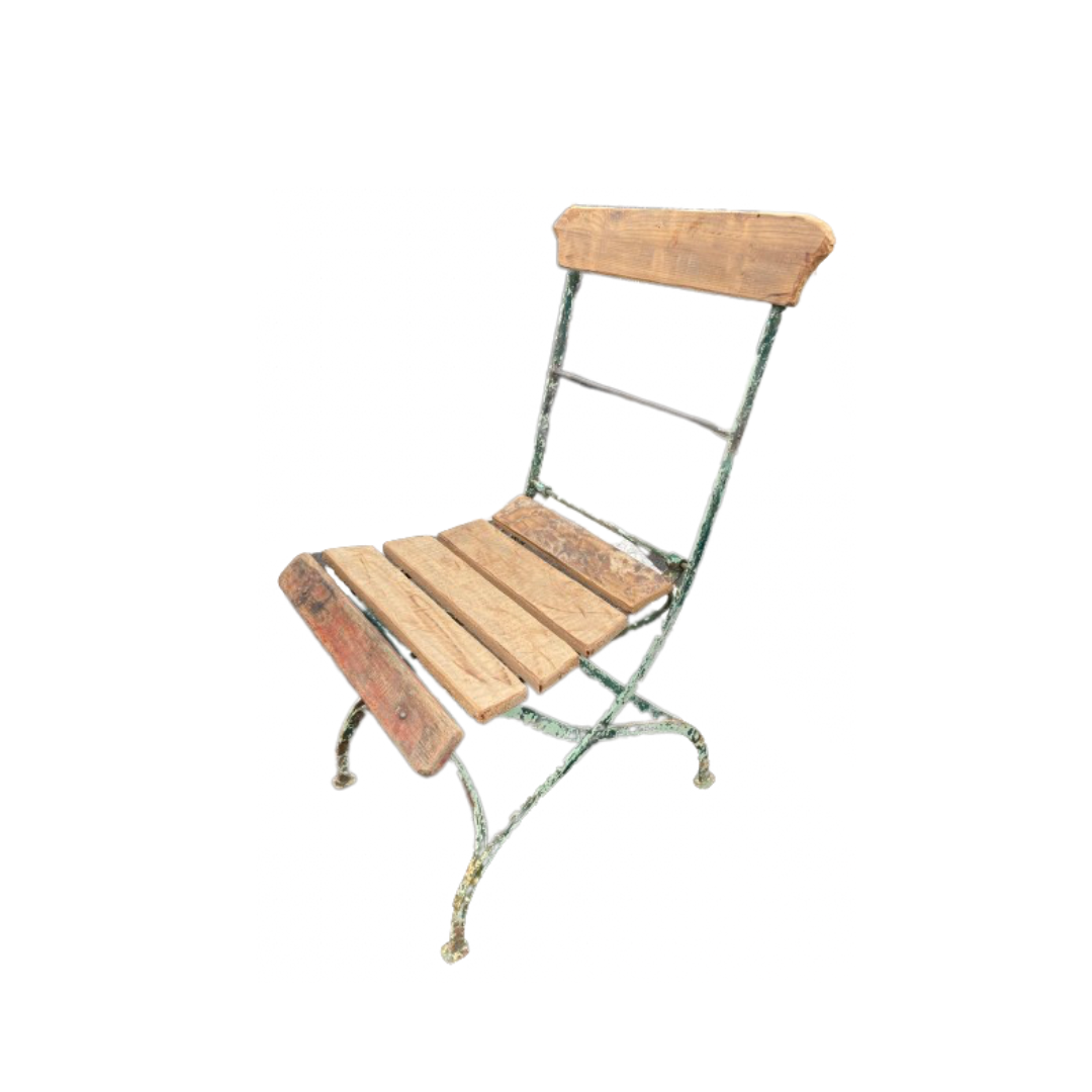 Paire de chaises de jardin pliantes anciennes françaises avec lattes en bois
