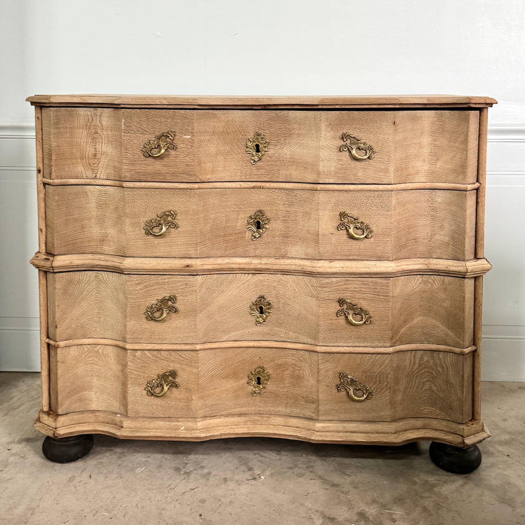 Commode danoise en chêne blanchi, vers 1800-1850