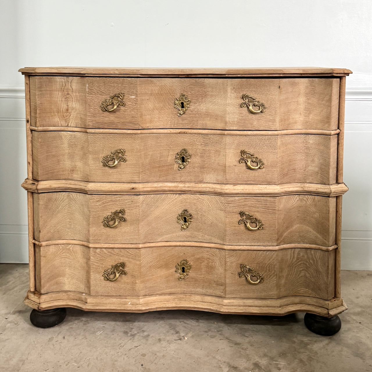 Commode danoise en chêne blanchi, vers 1800-1850