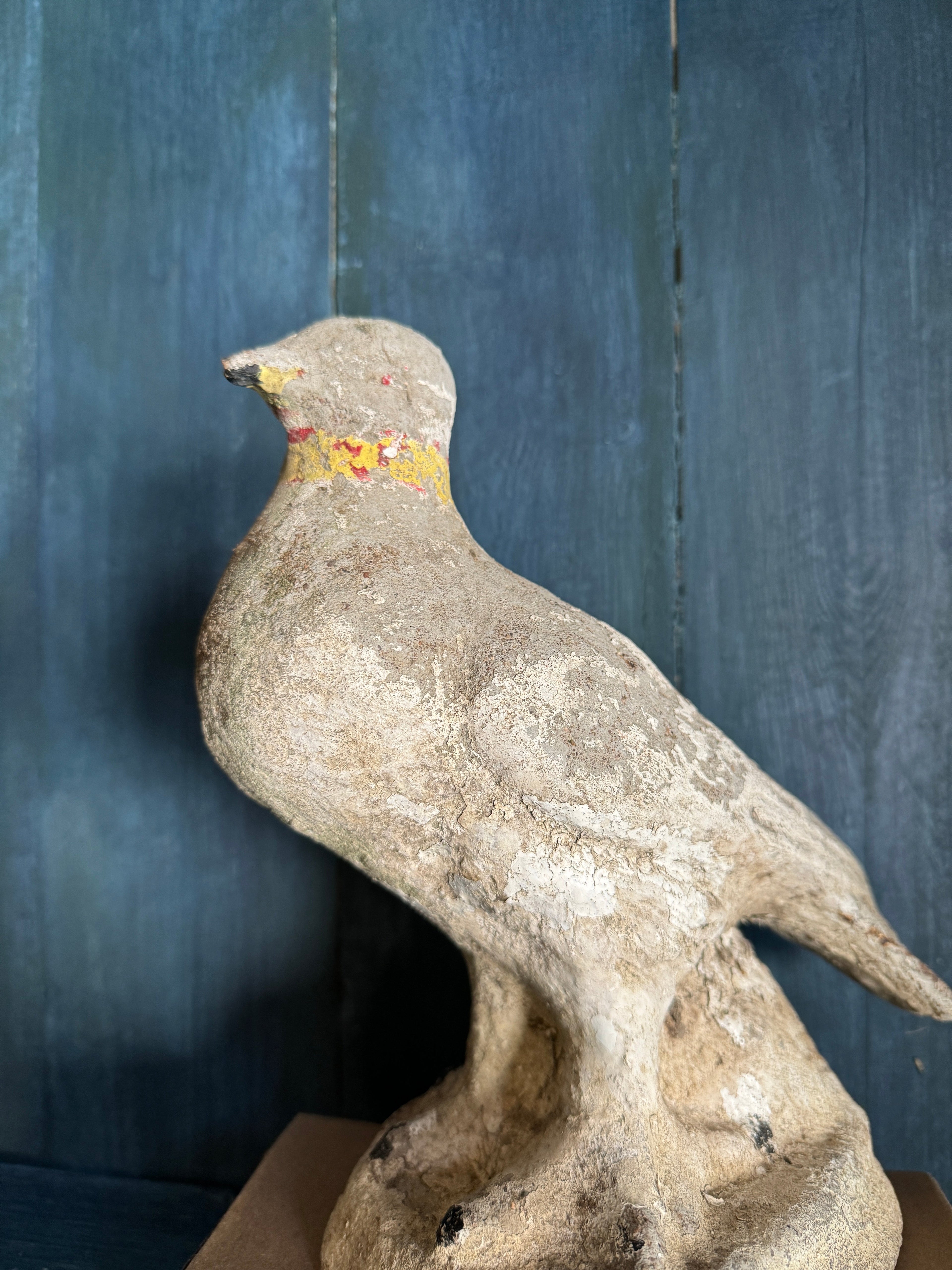 Sculpture antique en béton représentant une colombe de Belgique