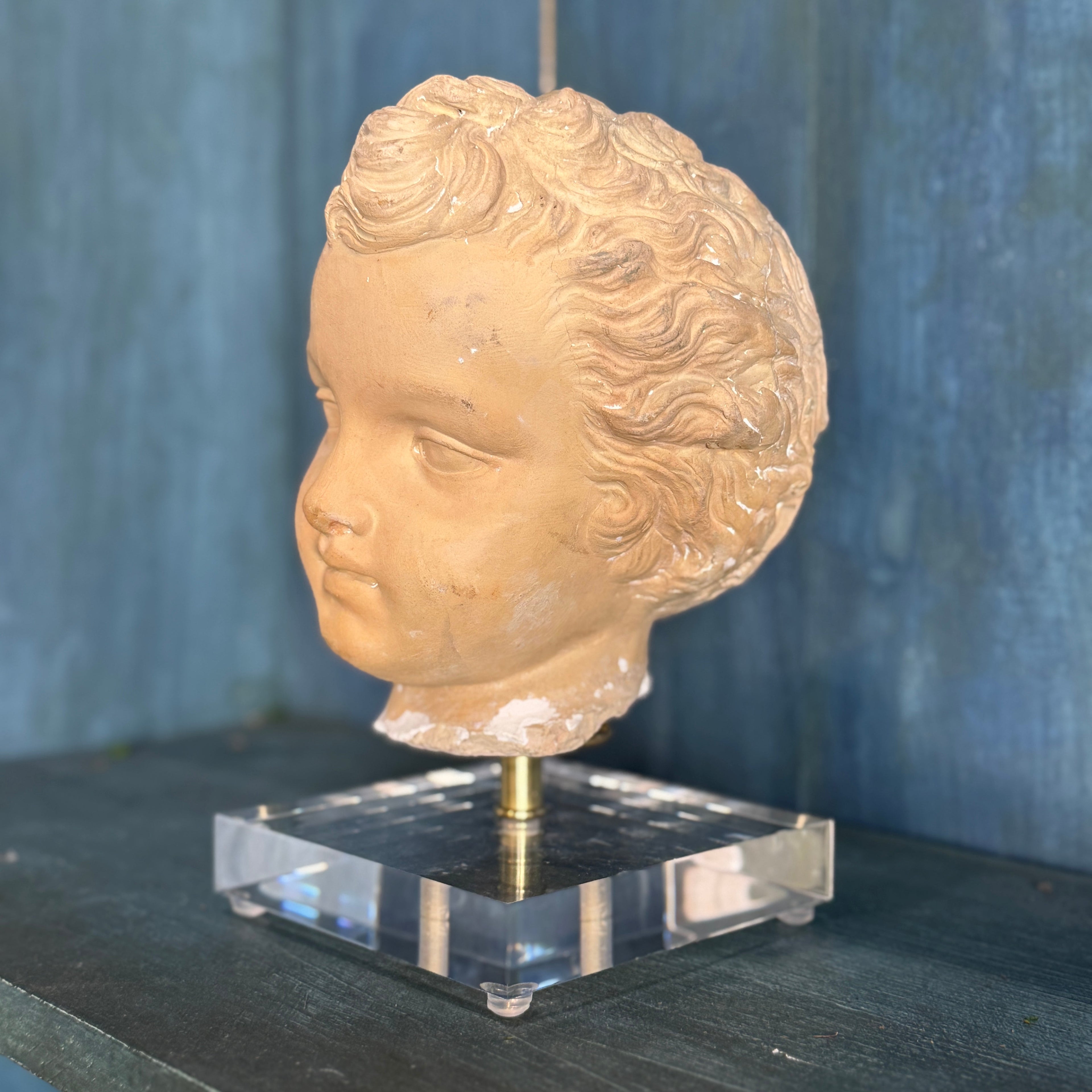 Fragment de buste antique en terre cuite française monté sur socle en acrylique
