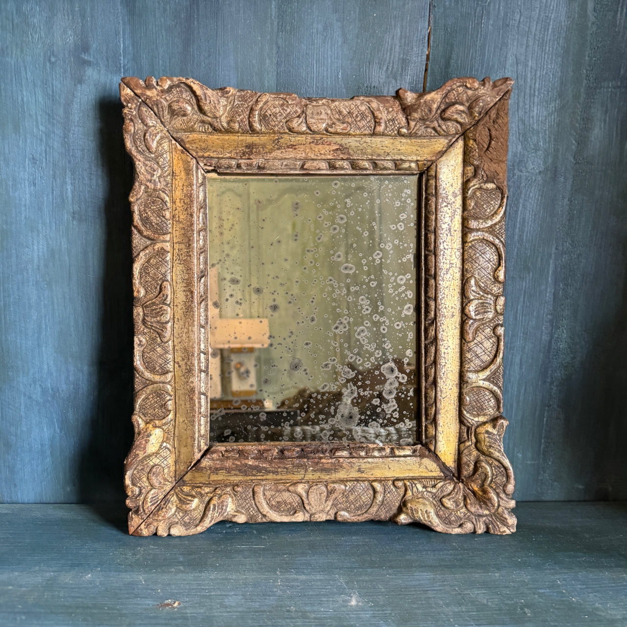 Cadre doré sculpté à la main du XVIIIe siècle avec miroir neuf