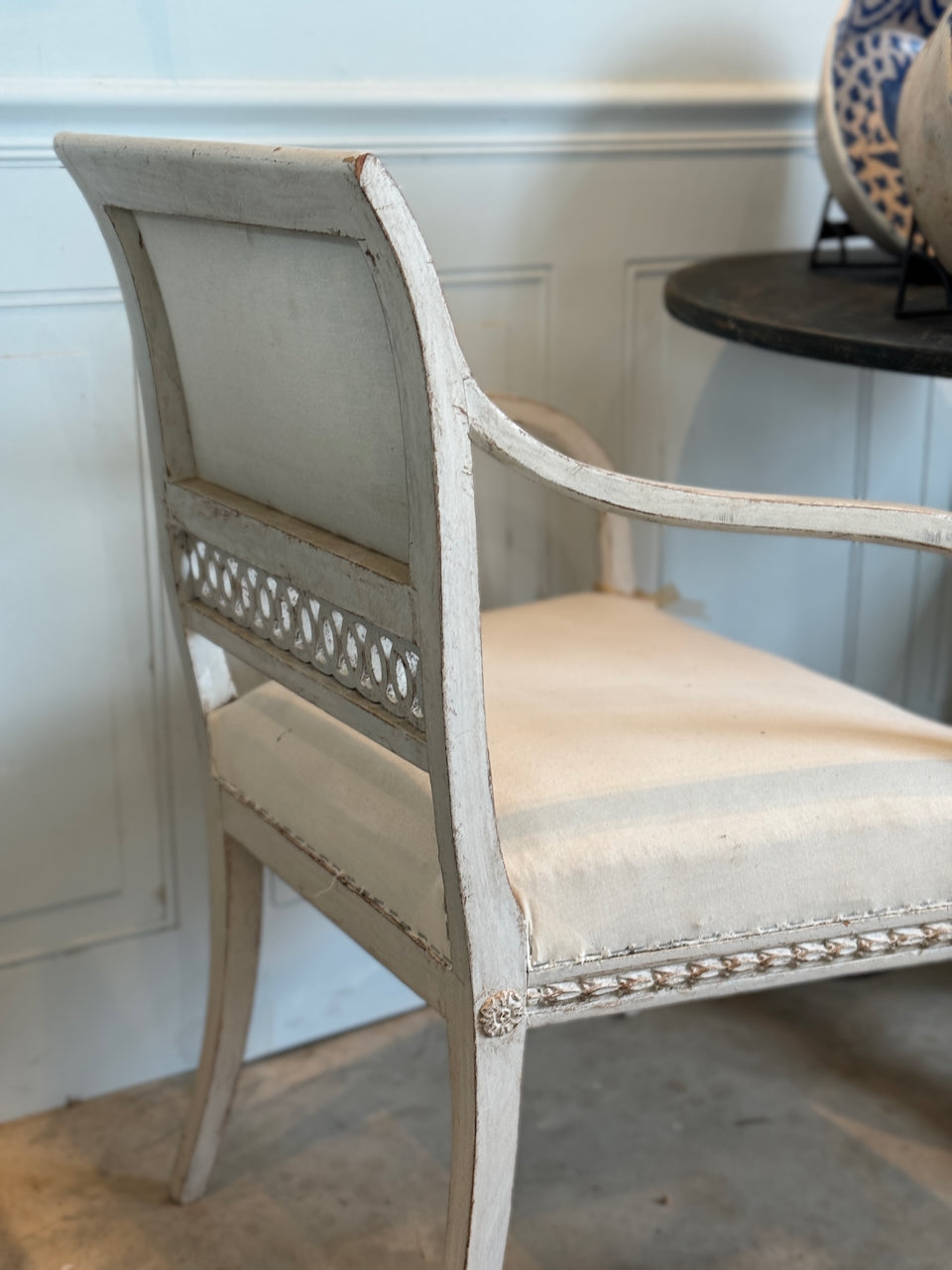 Paire de chaises antiques gustaviennes des années 1800 aux détails élégants