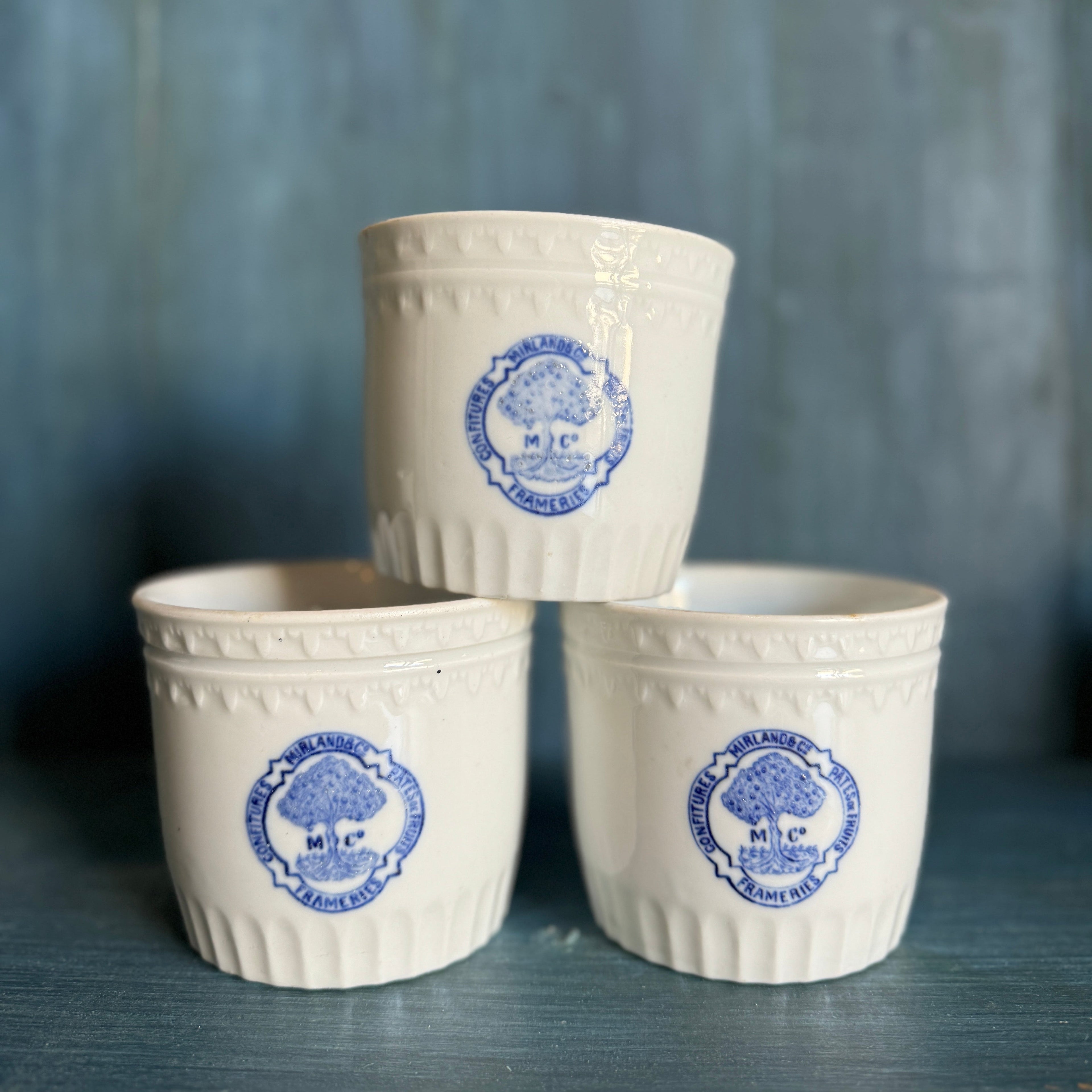 Pot à confiture vintage français avec insigne bleu