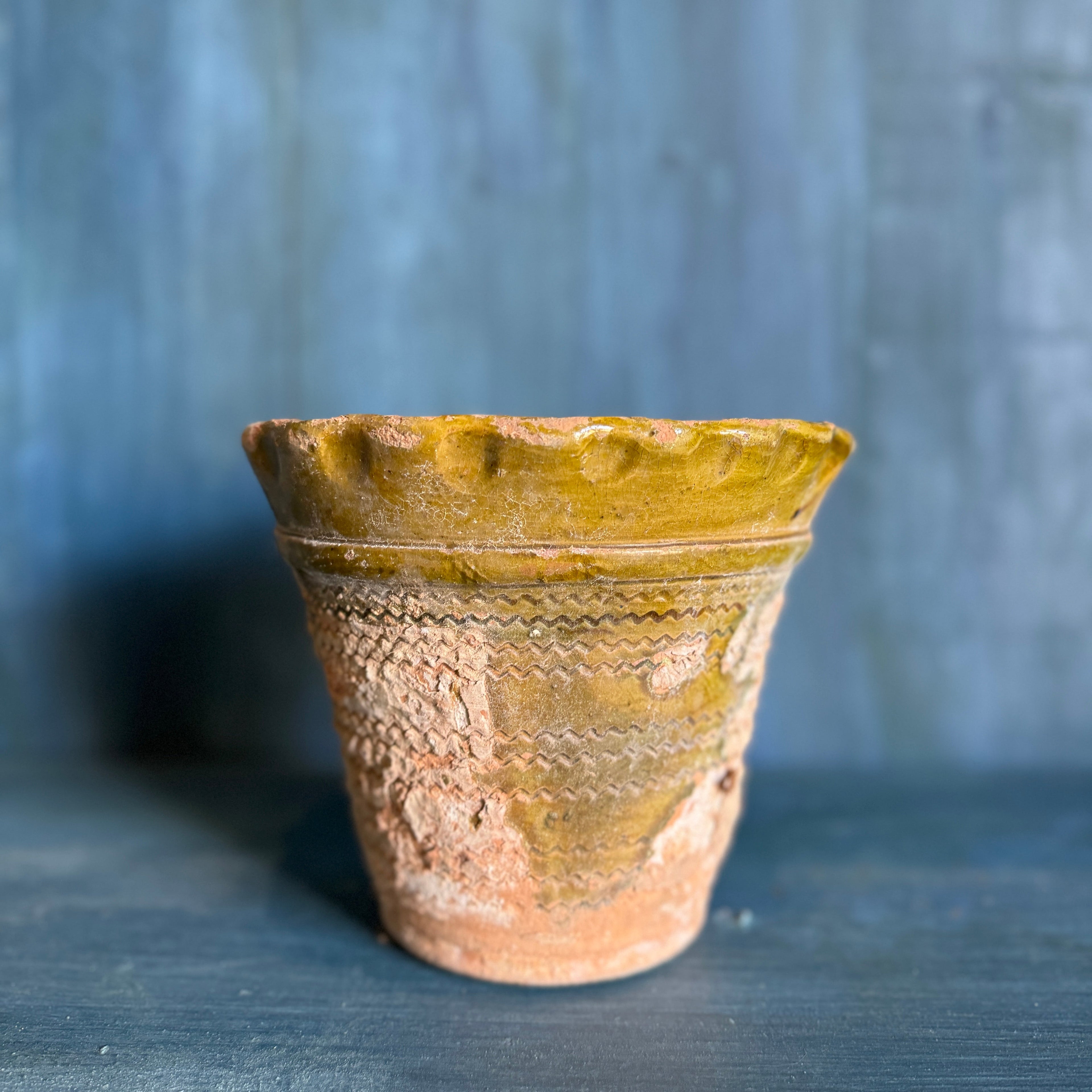 Pot vintage en terre cuite festonné avec détails émaillés verts 